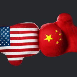 Die amerikanische und chinesische Flagge auf Boxhandschuhen. 
