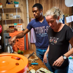 Leiterin Ulrike Purrer kocht mit Bewohner 