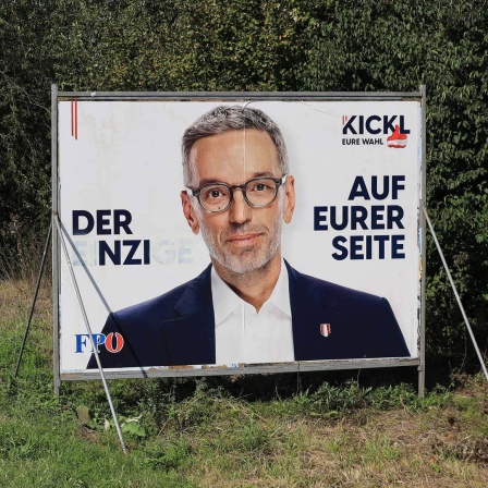 Ein verschmiertes Wahlplakat von Herbert Kickl (FPÖ) in Linz, Österreich, September 2024. Aus "DER EINZIGE" wurde übermalt: "DER NZI".