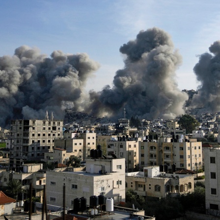 Nach einer Explosion der israelischen Armee, die nach eigenen Angaben von militanten Palästinensern genutzte Gebäude im Flüchtlingslager Dschenin im Westjordanland zerstörte, steigt Rauch auf.