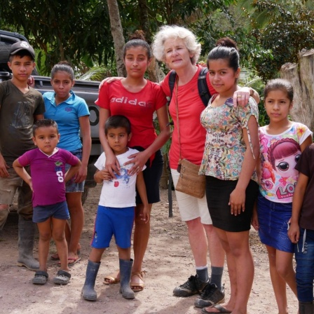 Marlu Würmell-Klauss mit Kindern in Wiwlí Milagro