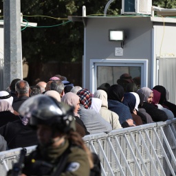 Eine dichtgedrängte Gruppe von Muslimen steht am 22.03.2024 zwischen Eisengittern vor einer Polizeikontrolle in Jerusalem