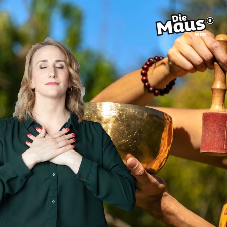 Auf dem Bild ist eine Frau mit geschlossenen Augen und überkreuzten Händen auf der Brust zu sehen, während im Hintergrund eine Klangschale von Händen gehalten wird, und das "Die Maus"-Logo ist in der oberen rechten Ecke platziert.