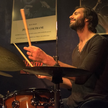 Der Schlagzeuger und Tablaspieler Dan Weiss.