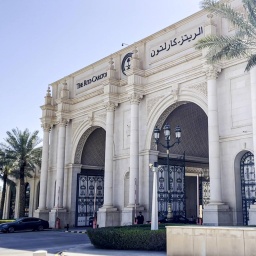 Eingangstor des Hotels The Ritz-Carlton in Riad. Eine Limousine steht am Rande der Zufahrt. 