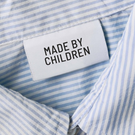 Symbolbild: Auf einem Kleidungsetikett steht "Made by Children"
