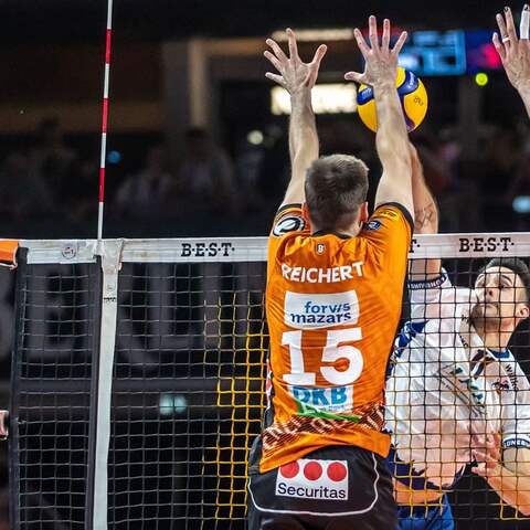 Volleyball-Meisterschaftsspiel zwischen BR Volleys und SVG Lüneburg (picture alliance/dpa/Andreas Gora)