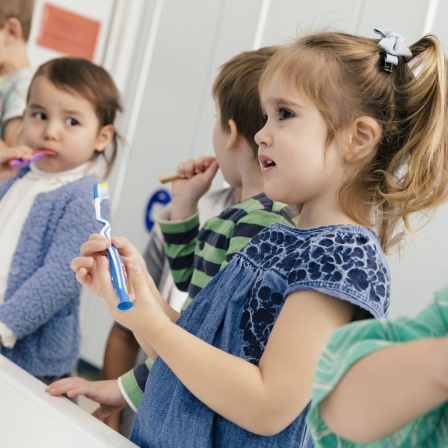 Kindergartenkinder beim Zähneputzen
