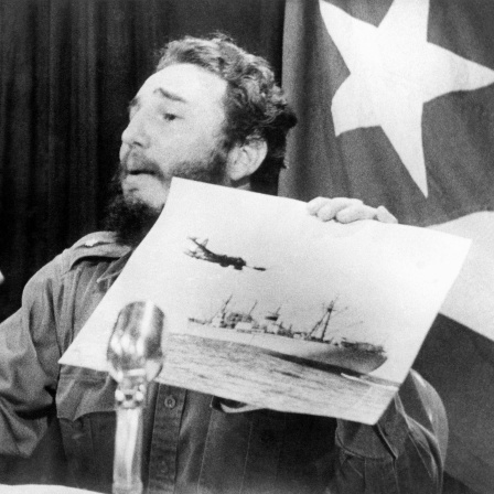 Fidel Castro, Ministerpräsident von Kuba, deutet während eines Fernsehauftritts in Havanna auf ein Foto mit einem US-Aufklärungsflugzeug und einen sowjetischen Frachter