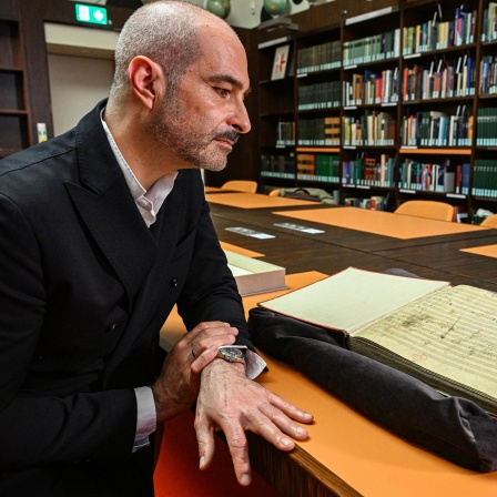 Dirigent Antonello Manacorda besichtigt den Autographen von Beethovens 9. Sinfonie in der Musikabteilung der Staatsbibliothek