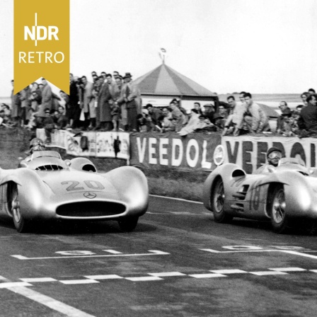 Großer Preis von Frankreich in Reims, 4. Juli 1954. Rennfahrer Juan Manuel Fangio (18) und Karl Kling (20) in ihren Mercedes-Silberpfeilen erzielen einen Doppelsieg.