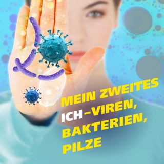 Eine junge Frau hält dem Betrachter ihre Handfläche entgegen. Darauf zu sehen sind stilisierte Bakterien und Viren, Schrift: MEIN ZWEITES ICH - VIREN, BAKTERIEN, PILZE