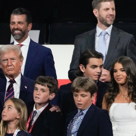 zukünftiger US-Präsident Donald Trump steht mit seiner Familie auf einer Bühne 