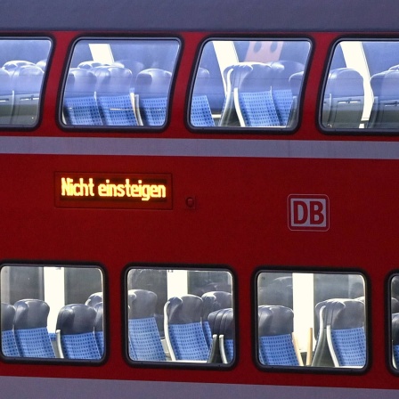 Ein leerer Regionalzug steht im Bahnhof, auf dem steht "Nicht einsteigen" (Bild: picture alliance | Frank Hoermann / SvenSimon ) 