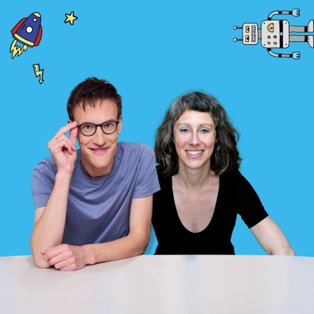 Die Hosts des Podcasts &#034;Fakt ab! Eine Woche Wissenschaft&#034; Charlotte Grieser und Aeneas Rooch