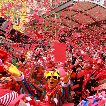 Kostümierte Jecken feiern auf dem Alter Markt den Karneval.