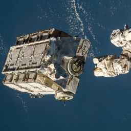 ine externe Palette mit ausgedienten Nickel-Wasserstoff-Batterien wurde vom Canadarm2-Roboterarm (der Internationalen Raumstation ISS) freigegeben.