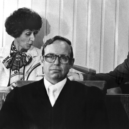 Der früheren Referent im Bundeskanzleramt Günter Guillaume (r) und dessen Ehefrau Christel (l). Im Vordergrund der Verteidiger von Christel Guillaume, Hansjörg Herdegen