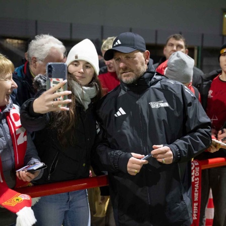 Trainer Steffen Baumgart (1. FC Union Berlin) gab den Fans nach dem Training lange Autogramme, zudem erfüllte er Fotowünsche (Bild: IMAGO/Matthias Koch)