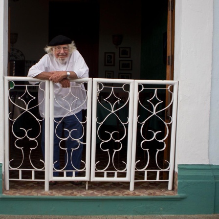 Ernesto Cardenal steht am Balkon eines Hauses