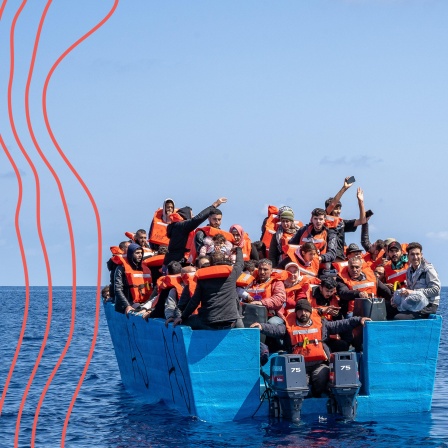 Ein Boot mit Flüchtlingen im Mittelmeer vor Libyen. 
