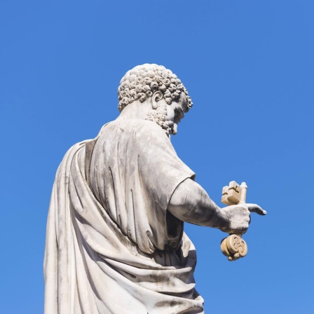 Petrus-Statue vor dem Petersdom in Rom