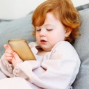 Ein Kleinkind mit Smartphone
