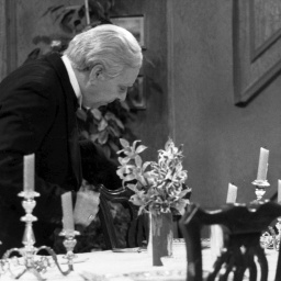 Freddie Frinton, links, als Diener James und May Warden, rechts, als alleinspeisende alte Dame in dem Sketch "Dinner For One". Die beiden Hauptdarsteller waren auch privat ein Paar, wie der Kameramann Frank Banuscher, der 1963 bei diesem Sketch die Kamera fuehrte, in einer Vorabveroeffentlichung des 'Spiegel' am Freitag, 28. Dezember 2001, berichtet. (AP Photo/WDR/NDR/Annemarie Aldag) ** honorarfrei nur im Zusammenhang mit WDR-Sendung am 31. Dez. 2001 um 18.50 Uhr bei Nennung "Bild: WDR/NDR/Annemarie Aldag" **