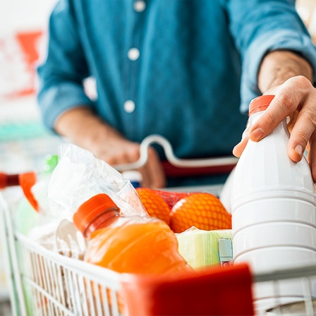 Gefüllter Einkaufswagen im Supermarkt