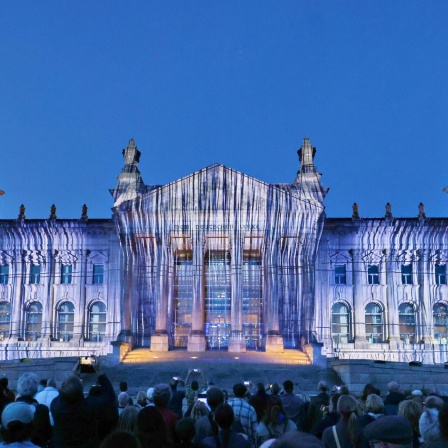30 Jahre nach der Verhüllung des Reichstags in Berlin erinnert in diesen Tagen eine Lichtprojektion an die damalige Kunstaktion.