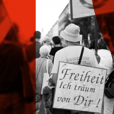 Das Beitragsbild des ARD Radiofeature  "Alle unter einem Aluhut?" zeigt eine Demonstration von Corona Leugner*innen in München 2022