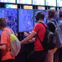Besucher spielen ein Spiel auf der gamescom 2022 am 28.08.2022