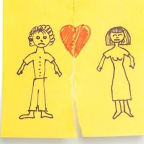 Ein Mann und eine Frau wurden auf einen Notizzettel gemalt, der durchgerissen ist.