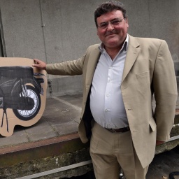 Der Enkel des Portugiesen Armando Rodrigues de Sá posiert am 13.09.2014 in Köln mit einem Bild des Mopeds, welches sein Großvater 1964 geschenkt bekam. 