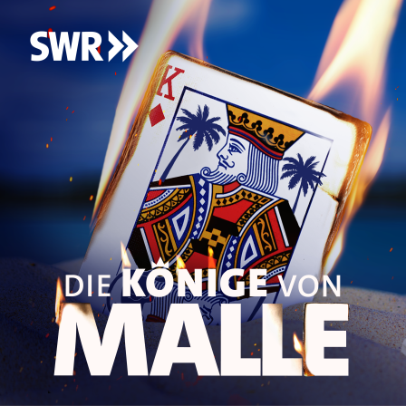 Brennende Spielkarte liegt im Sand, sie zeigt den Caro-König - Podcast Die Könige von Malle