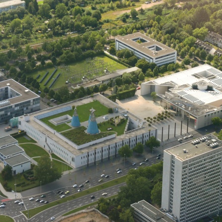 Luftaufnahme der Bundeskunsthalle in Bonn (links im Bild) neben dem Haus der Geschichte (rechts) in Bonn, aufgenommen am 14. Juli 2014.