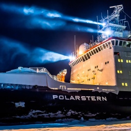 Polarstern im Weddellmeer: Einsatz der Bordscheinwerfer
