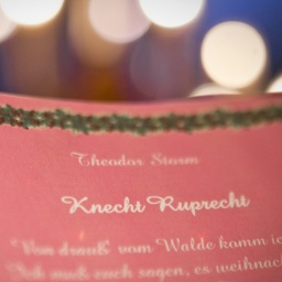 Ein Buch mit weihnachtlicher Illustration, auf dem das Gedicht "Knecht Ruprecht" von Theodor Storm zu sehen ist.