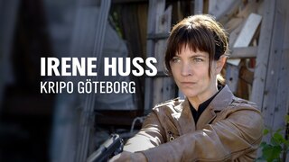 Kommissarin Irene Huss (Angela Kovács) hält eine Waffe in der Hand.
