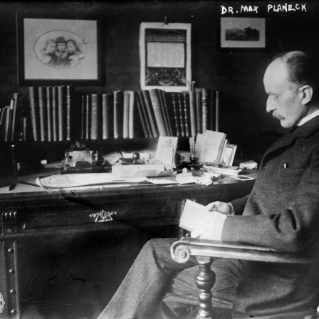 Der deutsche Physiker Max Planck um das Jahr 1930 in seinem Berliner Büro