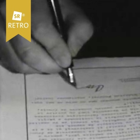 Hand mit einem Stift unterzeichnet einen Vertrag