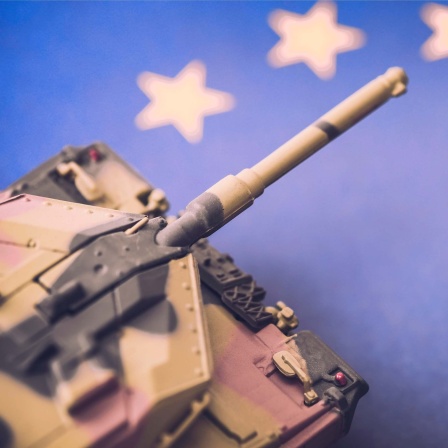 Symbolbild: Ein Spielzeugpanzer auf der Fahne der EU