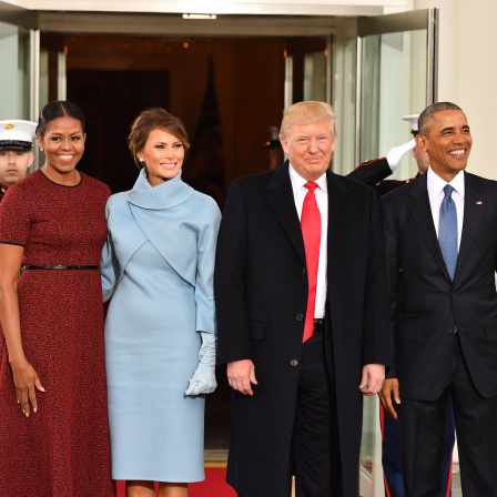 Präsident Barack Obama und First Lady Michelle Obama empfangen vor Trumps Amtseinführung in Washington, D.C den gewählten Präsidenten Donald Trump und seine Frau Melania am 20. Januar 2017 im Weißen Haus