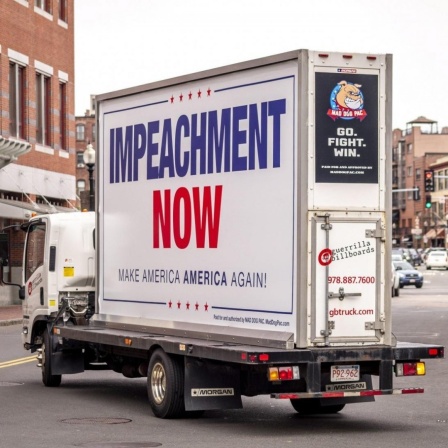 Gegner von Donald Trump werben im Herbst 2019 mit einem Lastwagen in Boston für die Einleitung eines Amtsenthebungsverfahrens gegen den US-Präsidenten. Die großflächige Forderung "Impeachment now" haben sie auf einen Lastwagen montiert, mit dem sie du
