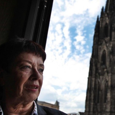 Die ehemalige Dombaumeisterin Barbara Schock-Werner vor dem Kölner Dom