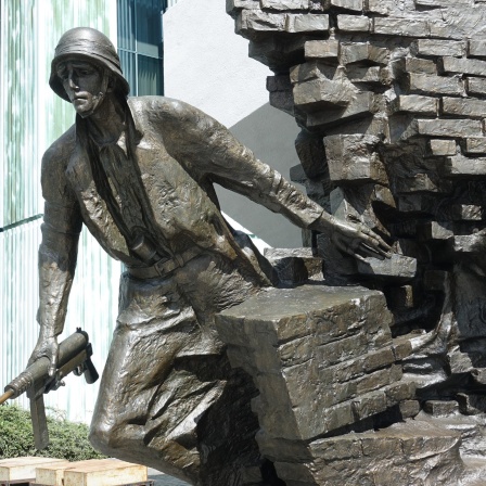 Ein zentrales Denkmal am Krasinskych-Platz erinnert seit 1989 an den Aufstand der polnischen Untergrundarmee Armija Krajowa AK gegen die deutsche Besatzung vom 1. August 1944. Der Aufstand wurde blutig niedergeschlagen. Etwa 200.000 Polen wurden getötet.