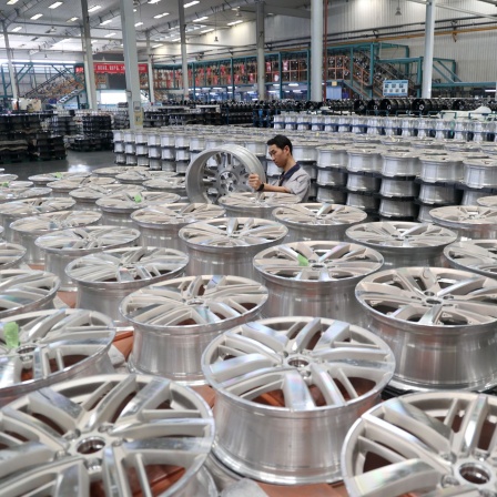 Arbeiter mit Aluminium-Felgen in einer Autofabrik in Binzhou, China