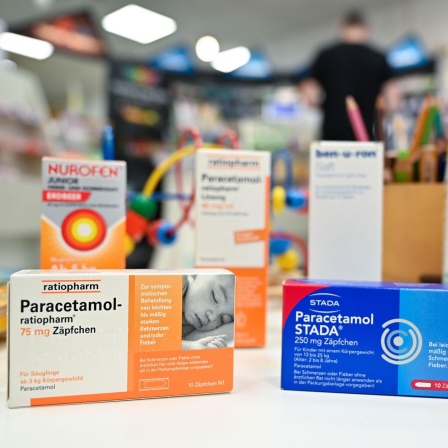 Arzneimittel für Kinder stehen in einer Apotheke (Bild: picture alliance / Heike Lyding)