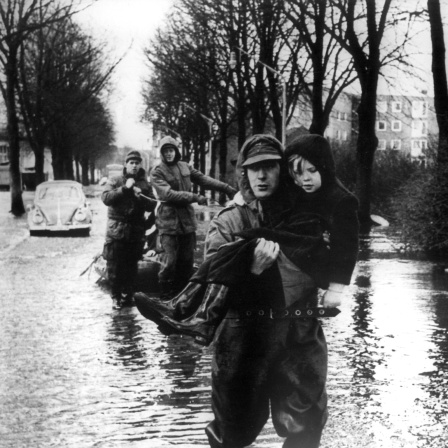 Bundeswehrsoldaten und freiwillige Helfer retten Opfer aus dem Überschwemmungsgebiet der Sturmflutkatastrophe vom 16.auf den 17.02.1962.