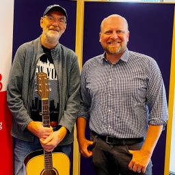 Der Sänger Willie Stemwede aus Hamburg-Rahlstedt und Moderator Jan Wulf stehen in einem Radiostudio vor einem Schild mit dem Aufdruck NDR 90,3.